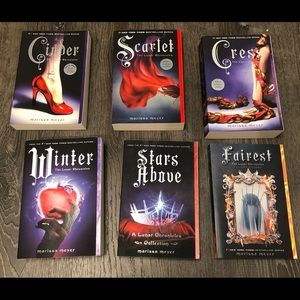 YA books: The Lunar Chronicles - EUC